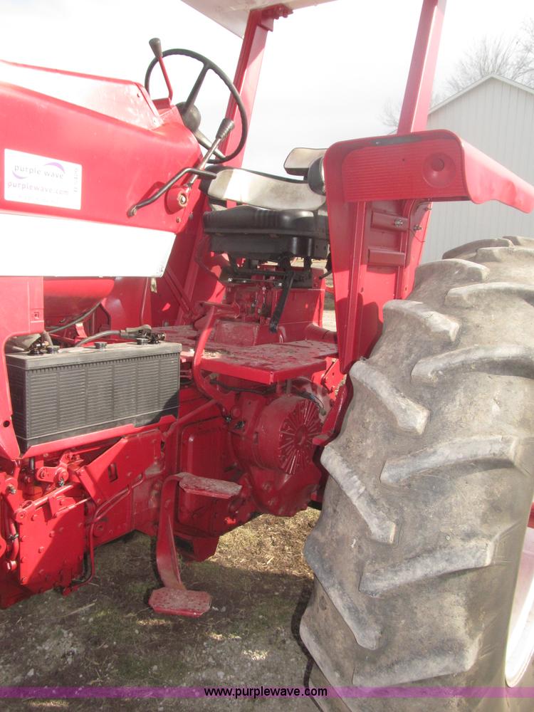 image for item B5420 1975 International F1066 row crop tractor