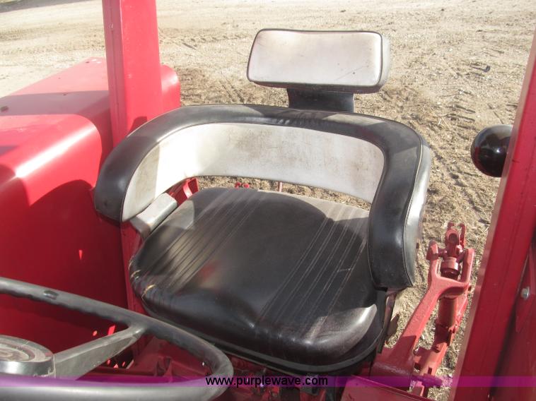image for item B5420 1975 International F1066 row crop tractor