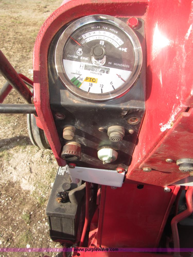 image for item B5420 1975 International F1066 row crop tractor