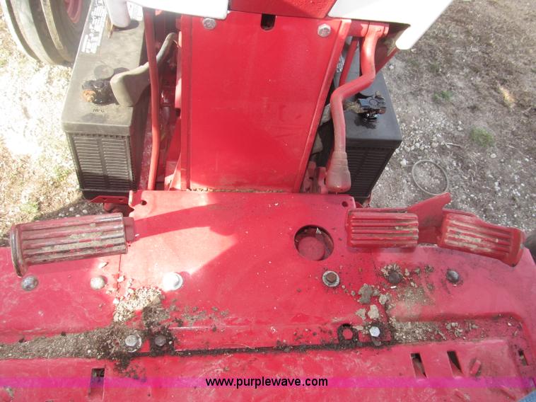 image for item B5420 1975 International F1066 row crop tractor