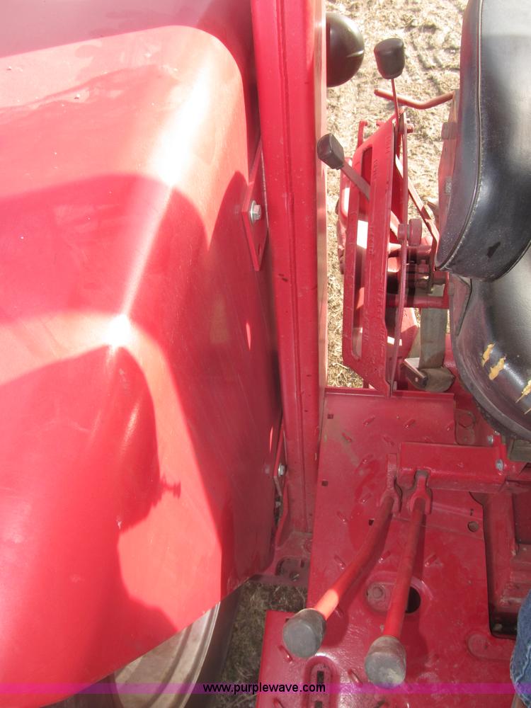 image for item B5420 1975 International F1066 row crop tractor