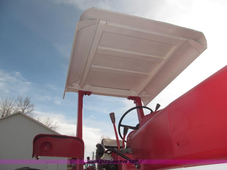 image for item B5420 1975 International F1066 row crop tractor