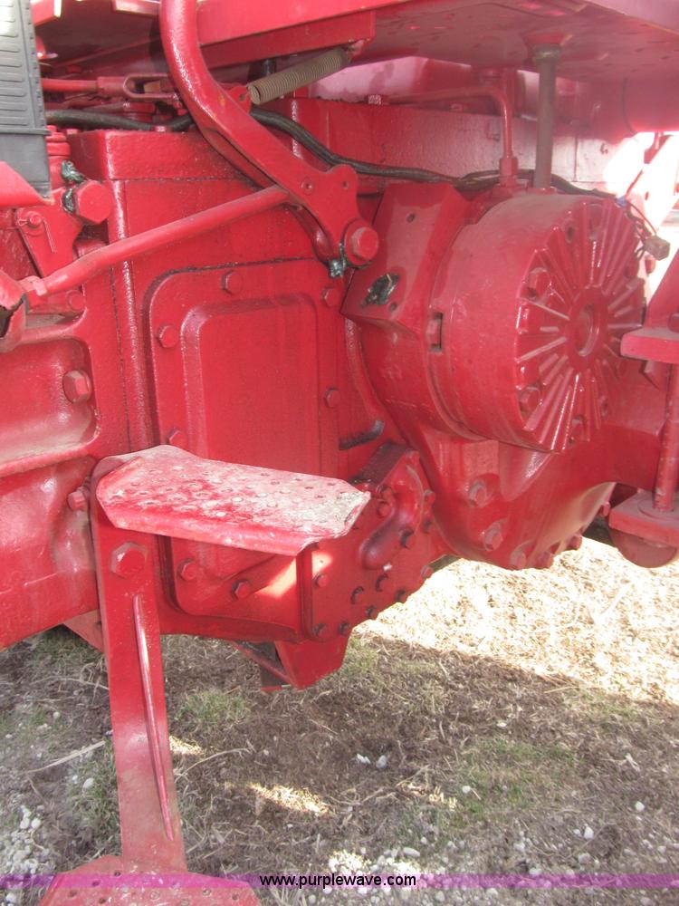 image for item B5420 1975 International F1066 row crop tractor