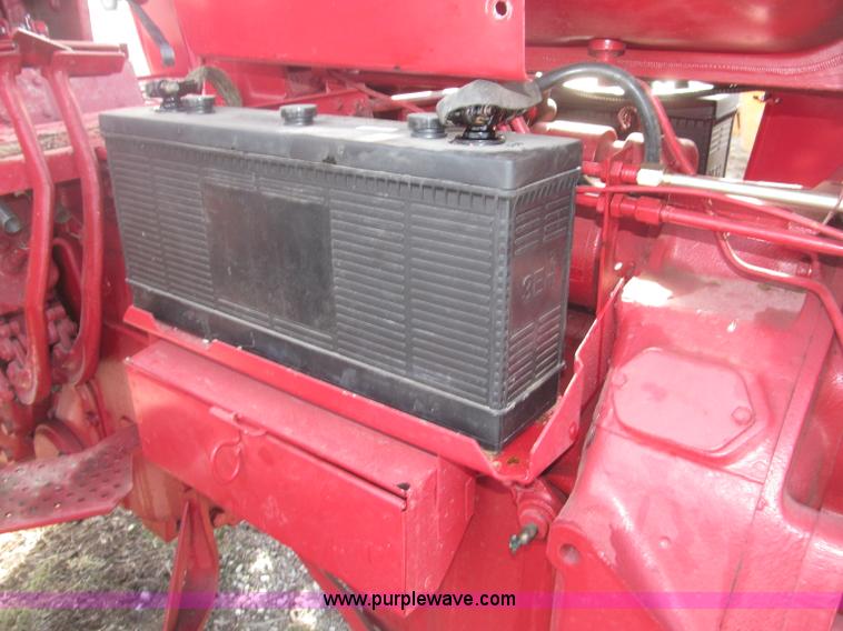 image for item B5420 1975 International F1066 row crop tractor