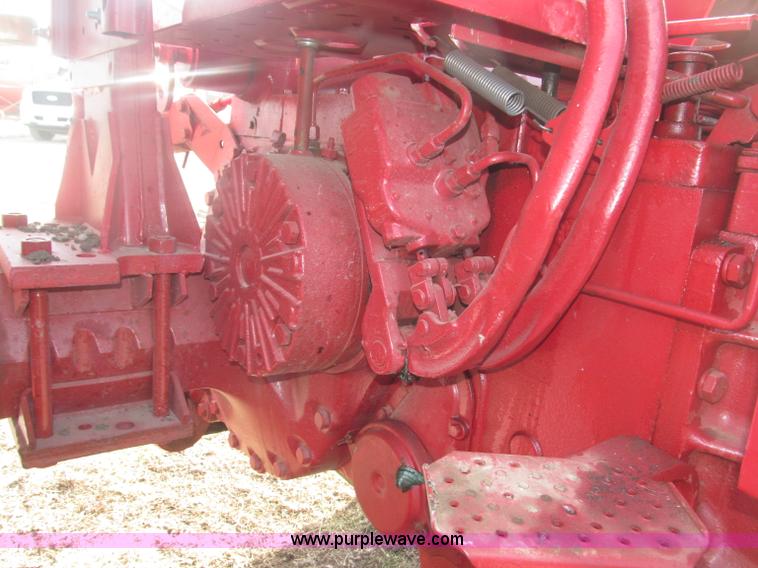 image for item B5420 1975 International F1066 row crop tractor