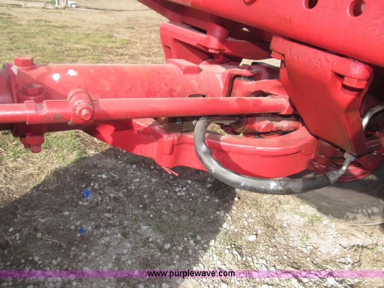 image for item B5420 1975 International F1066 row crop tractor