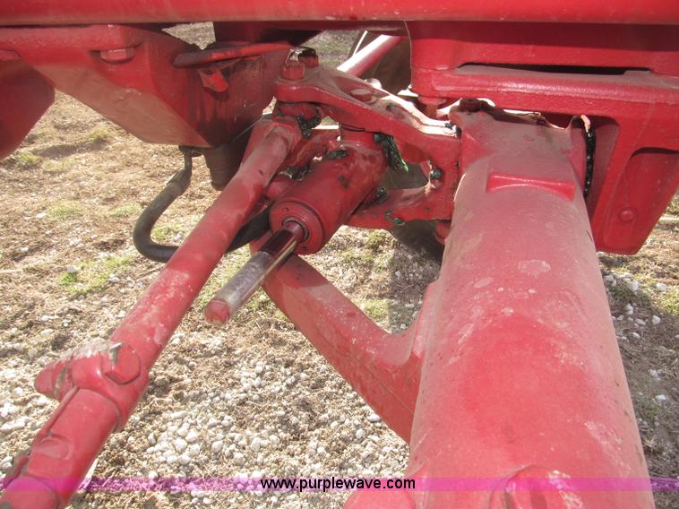 image for item B5420 1975 International F1066 row crop tractor