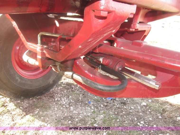 image for item B5420 1975 International F1066 row crop tractor