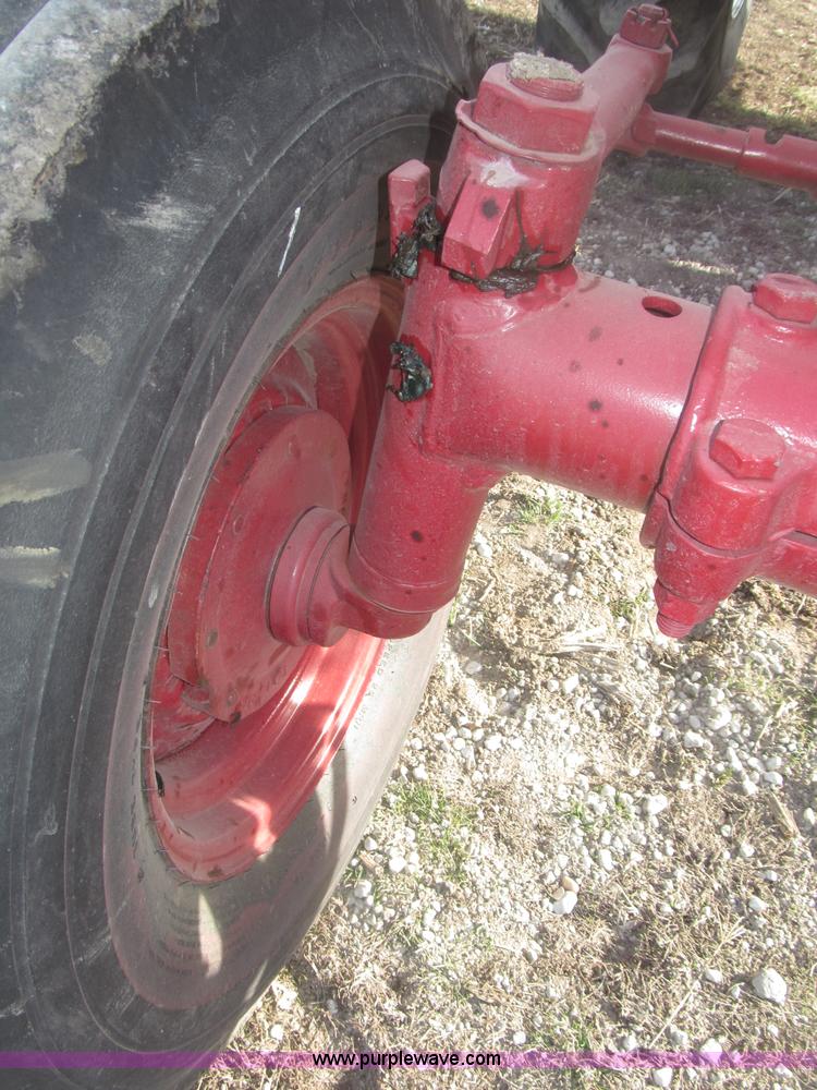 image for item B5420 1975 International F1066 row crop tractor