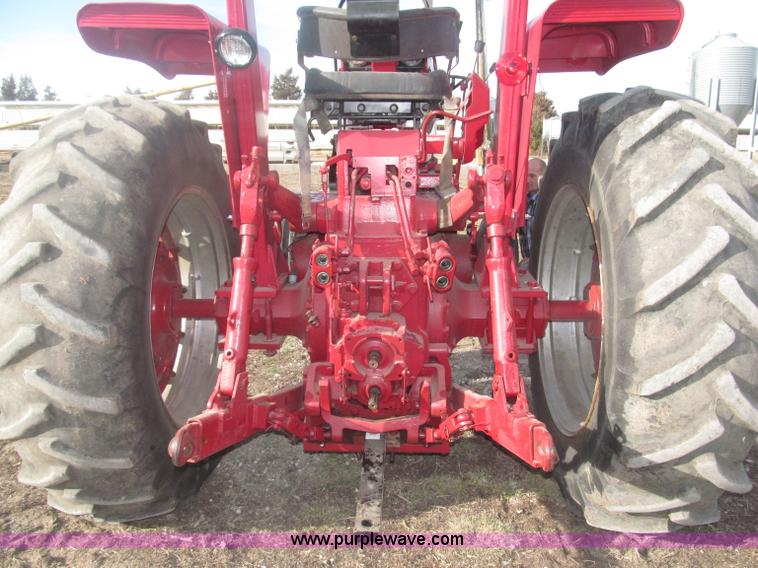 image for item B5420 1975 International F1066 row crop tractor