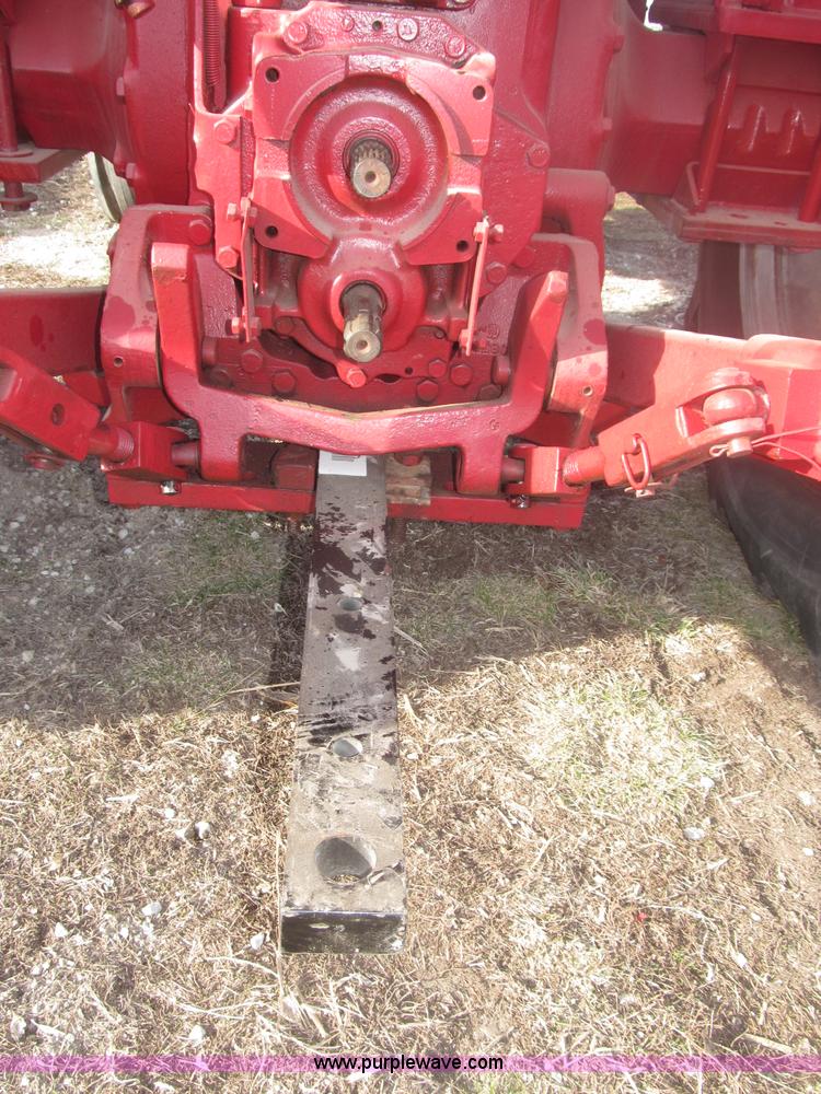 image for item B5420 1975 International F1066 row crop tractor