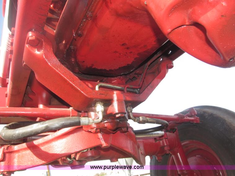 image for item B5420 1975 International F1066 row crop tractor