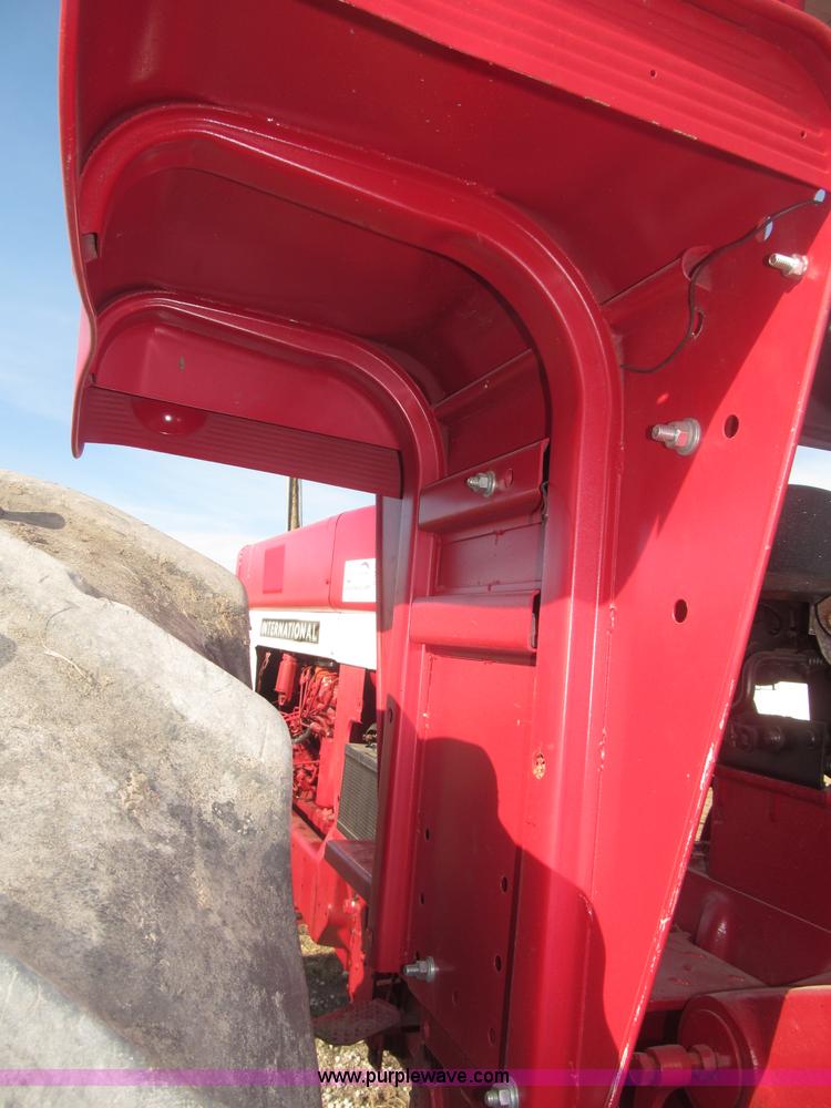 image for item B5420 1975 International F1066 row crop tractor