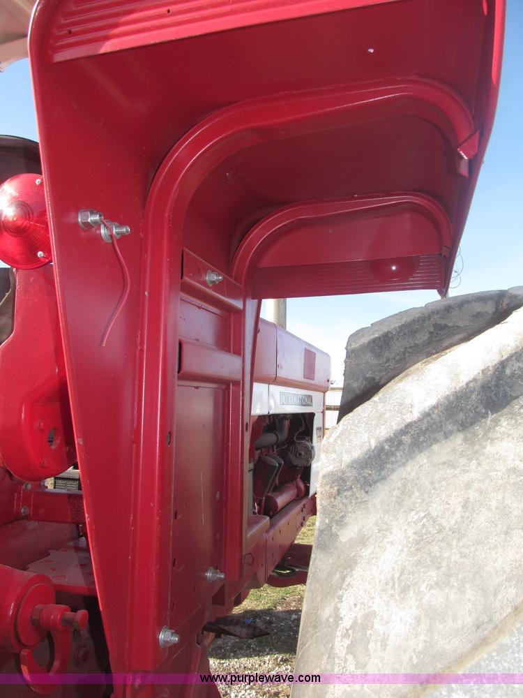 image for item B5420 1975 International F1066 row crop tractor