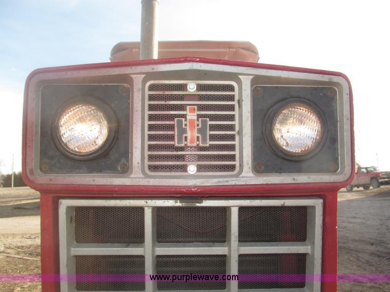 image for item B5420 1975 International F1066 row crop tractor