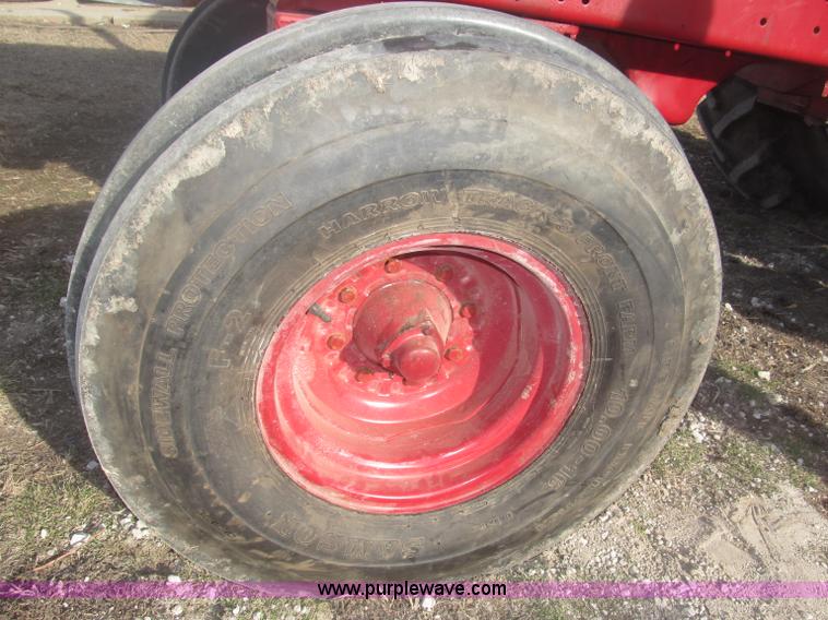 image for item B5420 1975 International F1066 row crop tractor