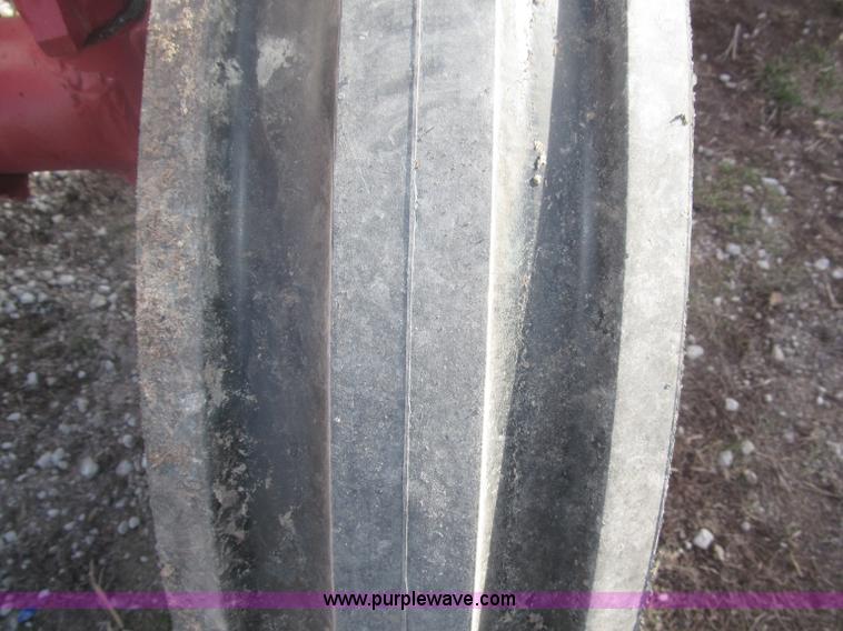 image for item B5420 1975 International F1066 row crop tractor