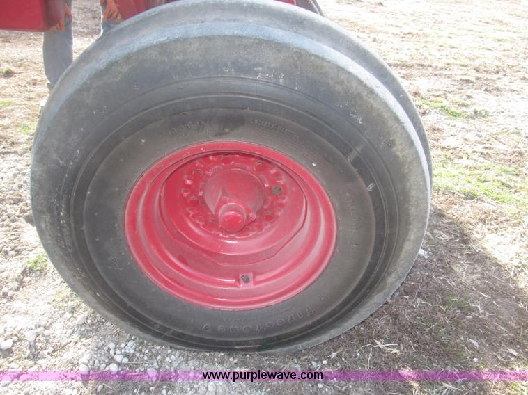 image for item B5420 1975 International F1066 row crop tractor