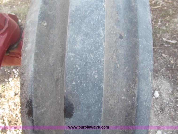 image for item B5420 1975 International F1066 row crop tractor