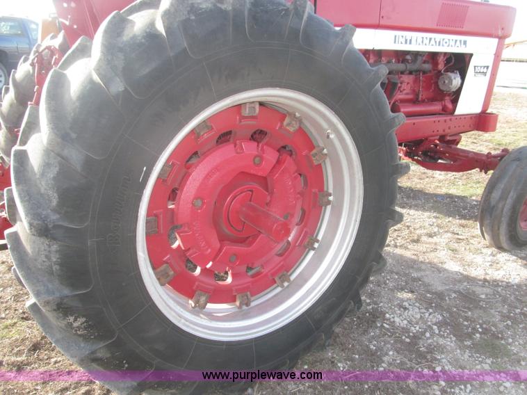 image for item B5420 1975 International F1066 row crop tractor
