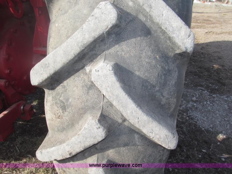 image for item B5420 1975 International F1066 row crop tractor