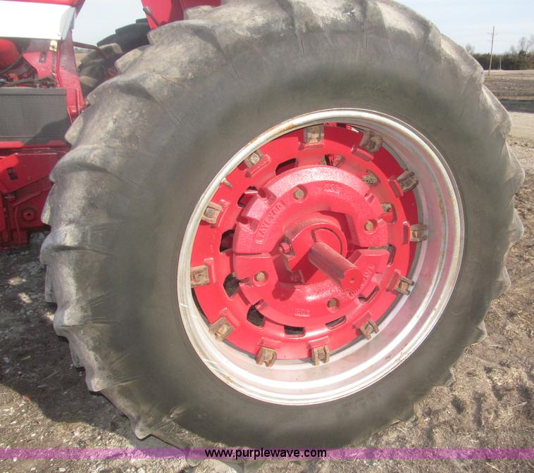 image for item B5420 1975 International F1066 row crop tractor