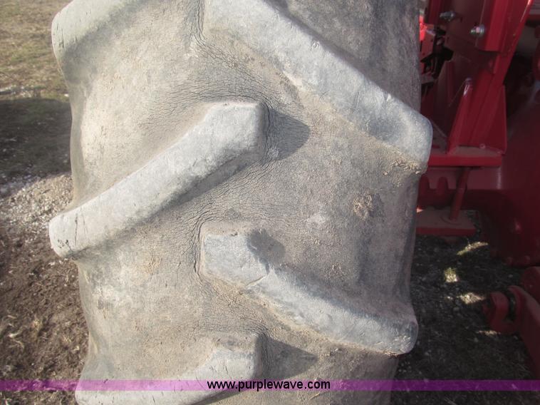 image for item B5420 1975 International F1066 row crop tractor