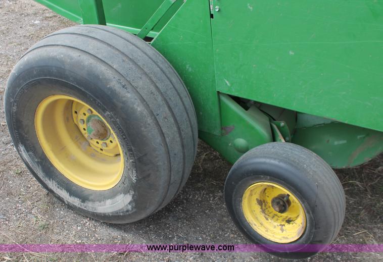 image for item E2993 John Deere 535 round baler