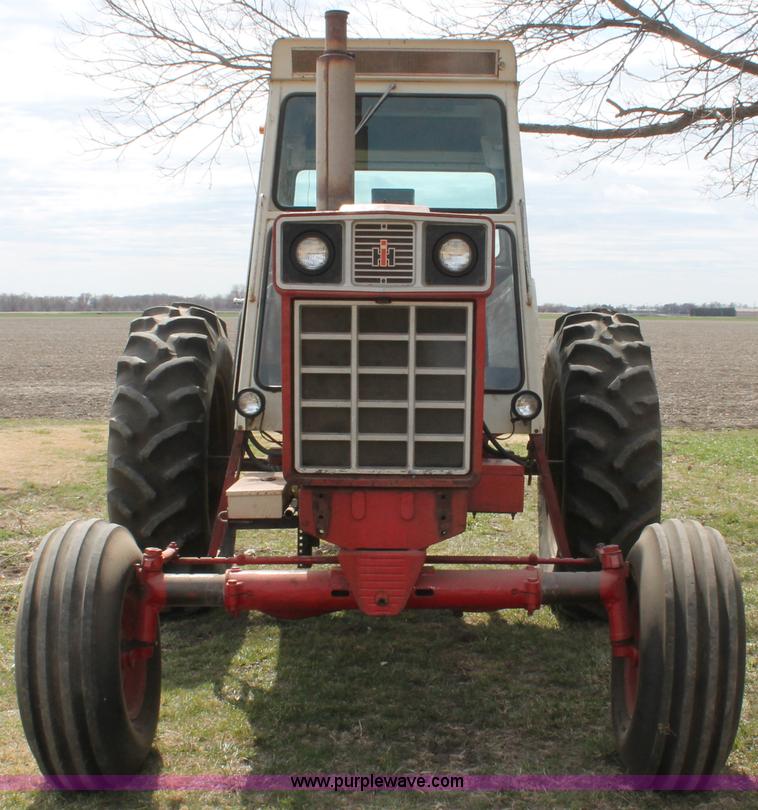 image for item E2997 1972 International Farmall 1066 tractor
