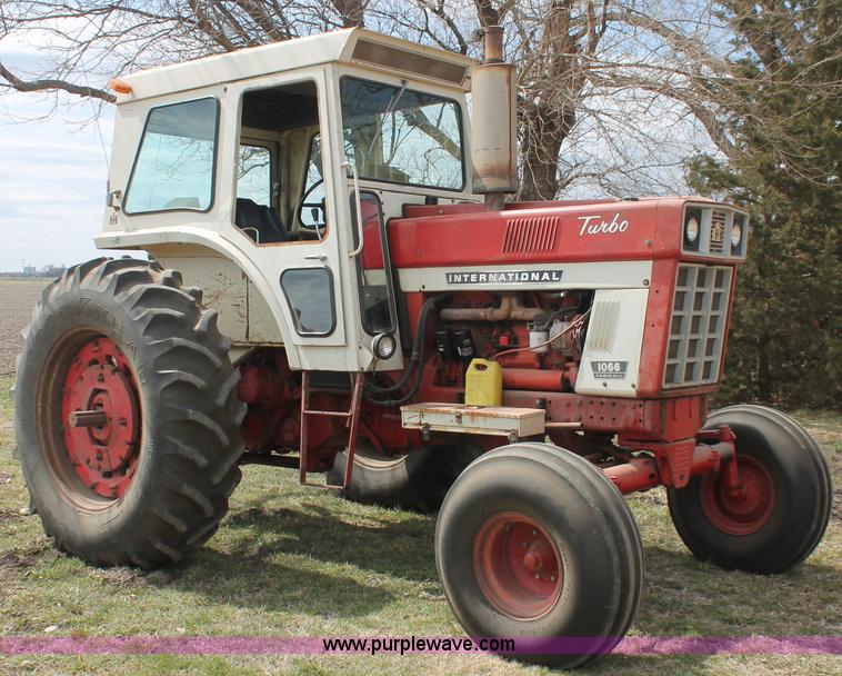 image for item E2997 1972 International Farmall 1066 tractor