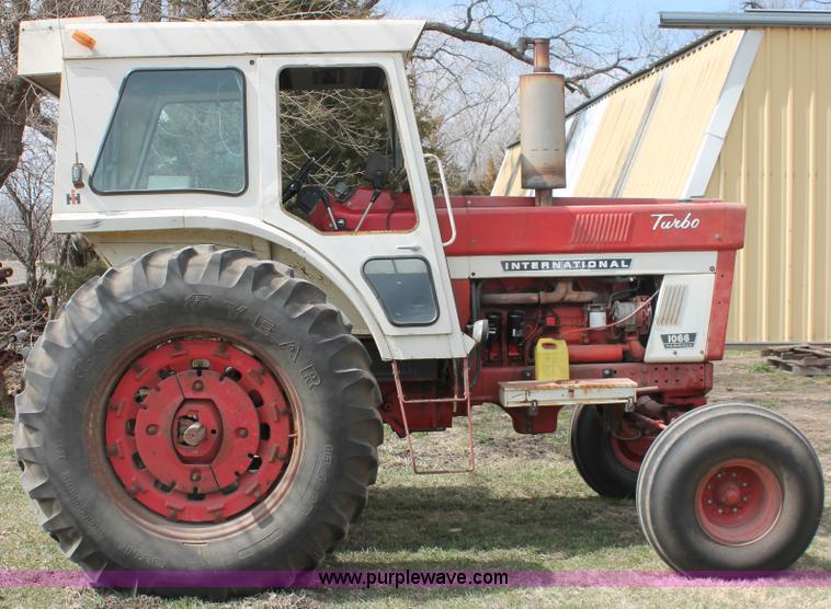 image for item E2997 1972 International Farmall 1066 tractor