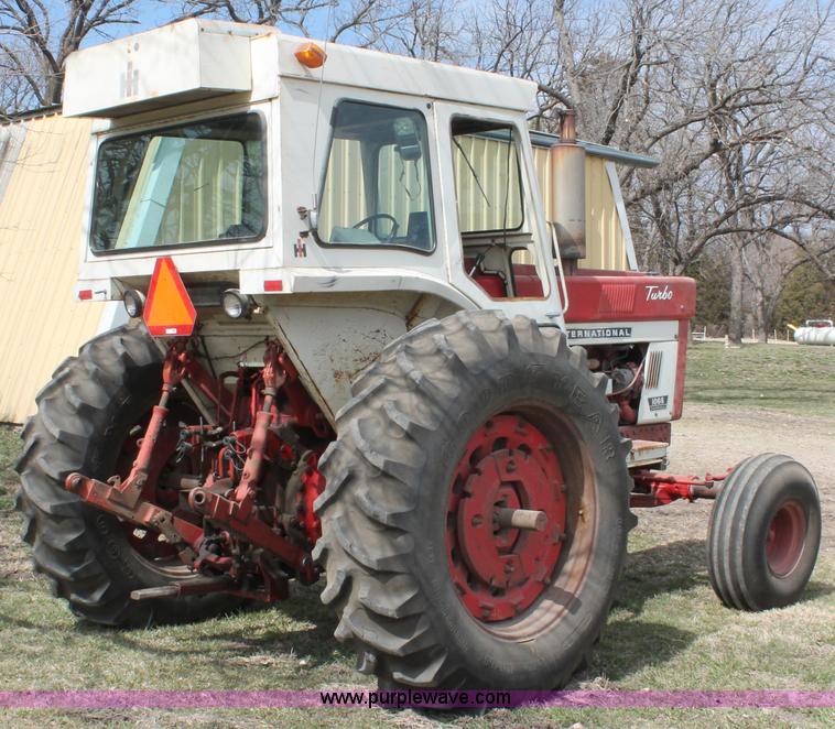 image for item E2997 1972 International Farmall 1066 tractor