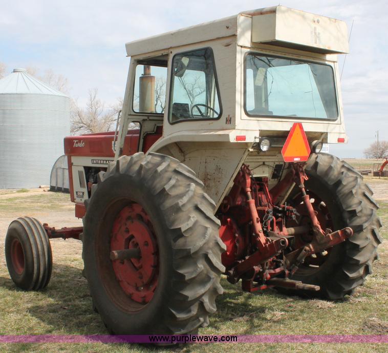 image for item E2997 1972 International Farmall 1066 tractor