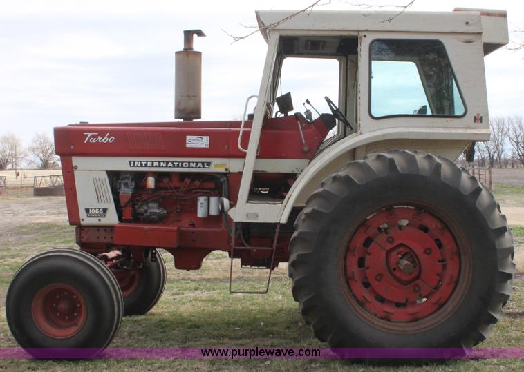 image for item E2997 1972 International Farmall 1066 tractor