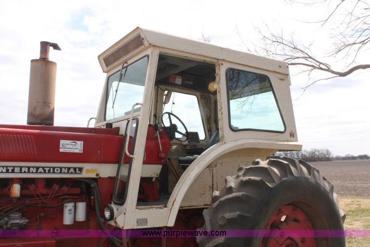 image for item E2997 1972 International Farmall 1066 tractor