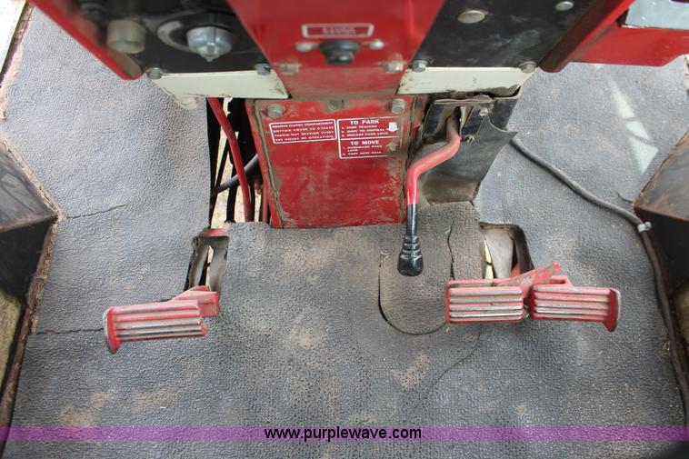 image for item E2997 1972 International Farmall 1066 tractor