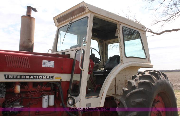 image for item E2997 1972 International Farmall 1066 tractor