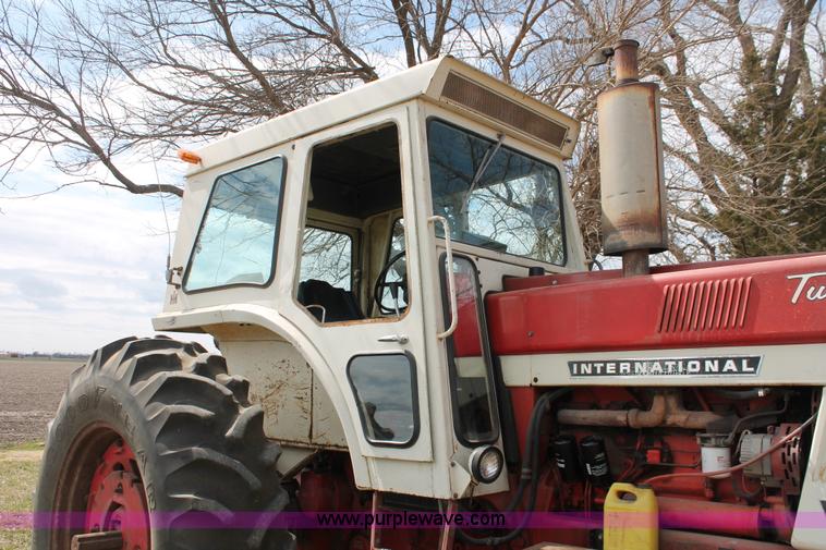 image for item E2997 1972 International Farmall 1066 tractor
