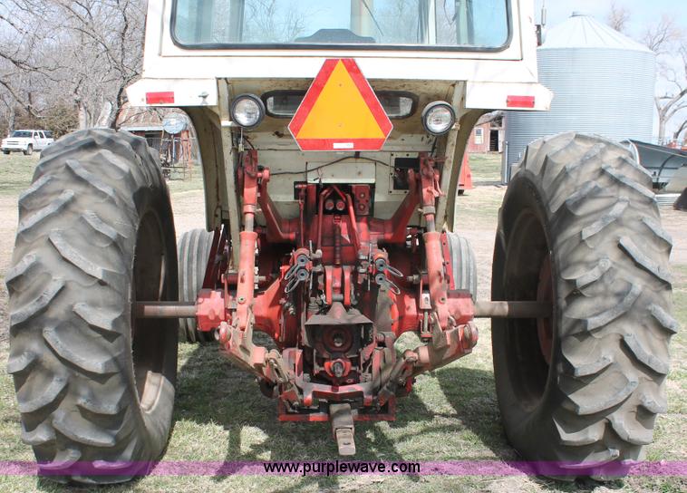 image for item E2997 1972 International Farmall 1066 tractor