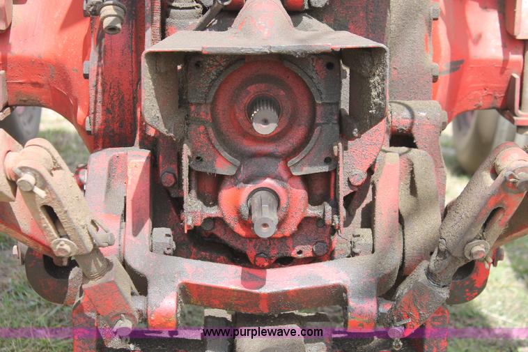 image for item E2997 1972 International Farmall 1066 tractor