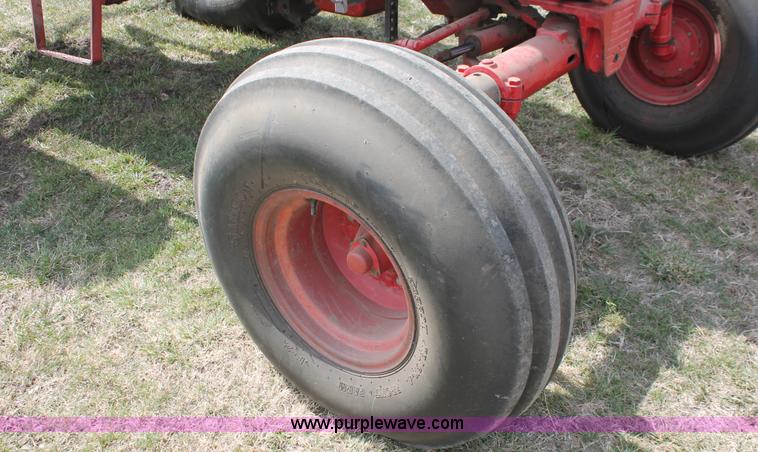 image for item E2997 1972 International Farmall 1066 tractor