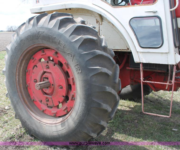 image for item E2997 1972 International Farmall 1066 tractor