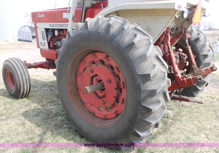 image for item E2997 1972 International Farmall 1066 tractor