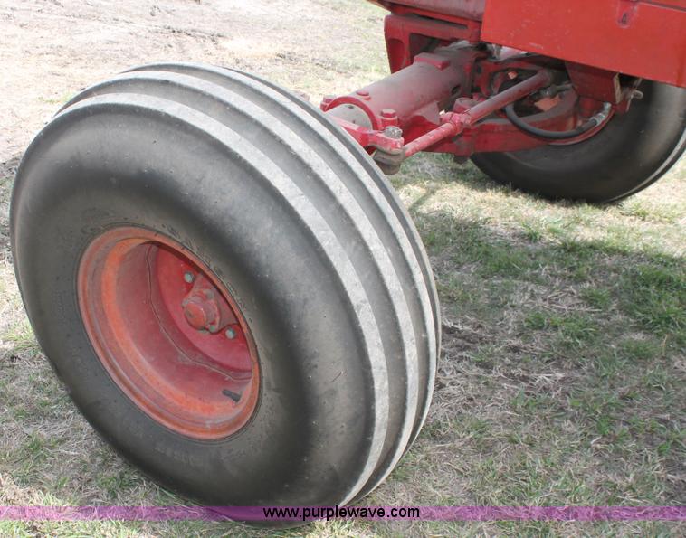 image for item E2997 1972 International Farmall 1066 tractor