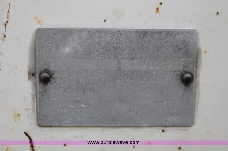 image for item E2997 1972 International Farmall 1066 tractor