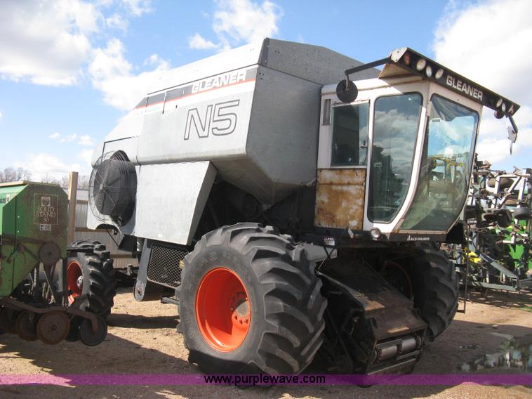 image for item E3142 Gleaner N5 combine