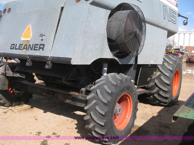 image for item E3142 Gleaner N5 combine