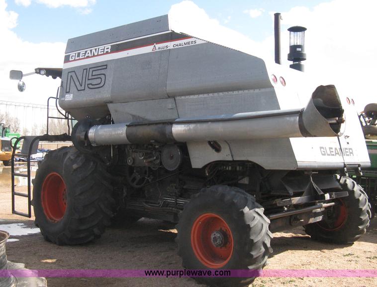 image for item E3142 Gleaner N5 combine