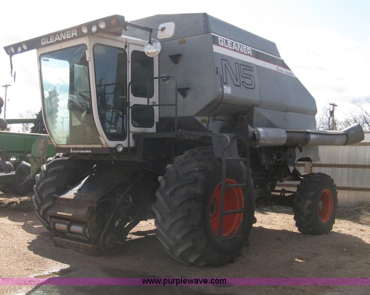 image for item E3142 Gleaner N5 combine