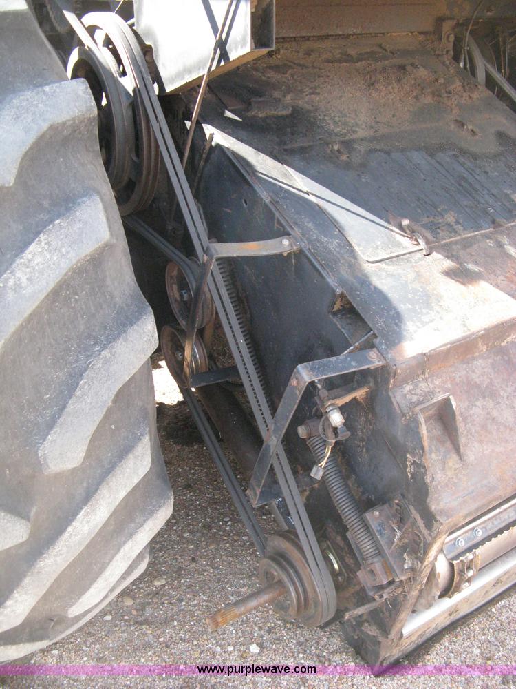 image for item E3142 Gleaner N5 combine